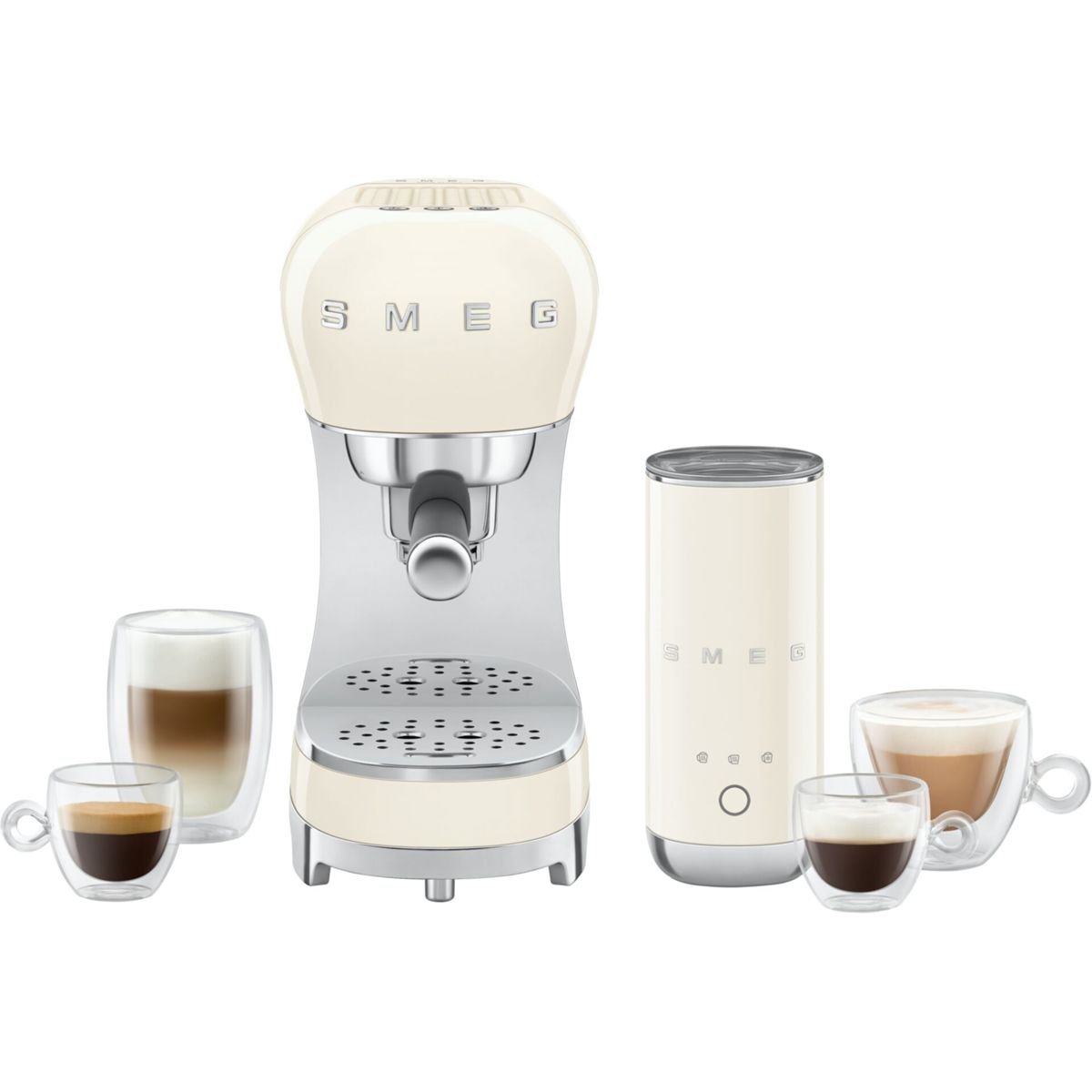 Krem rengi SMEG espresso makinesi, süt köpürtücü ve dört kahve fincanı.