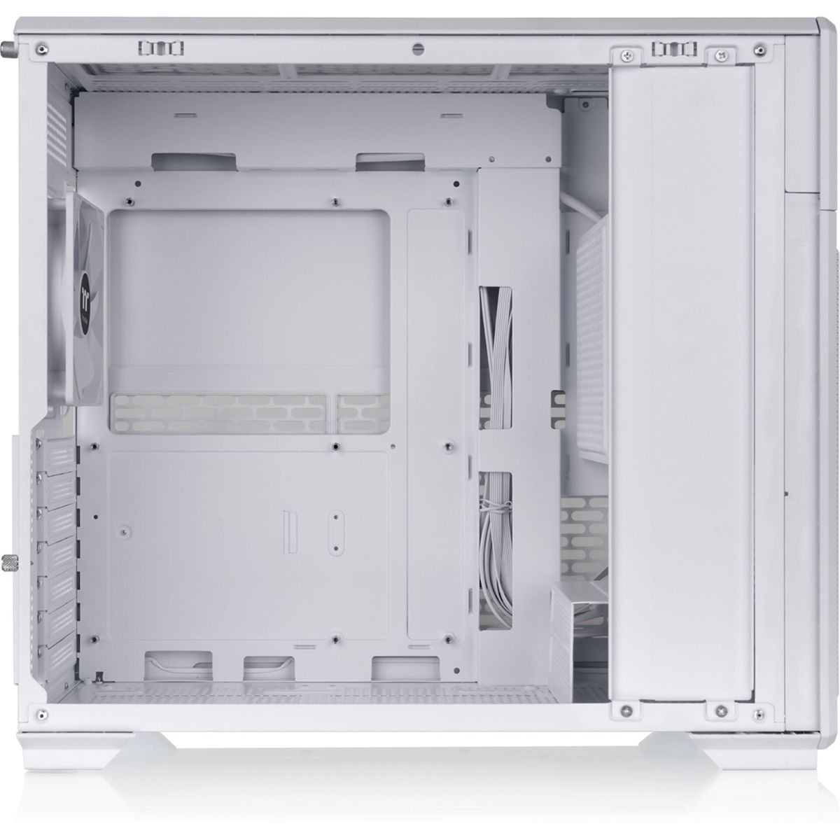 Weißes Computergehäuse-Interieur mit Lüfter, Kabeln und sichtbaren Montagepunkten.
