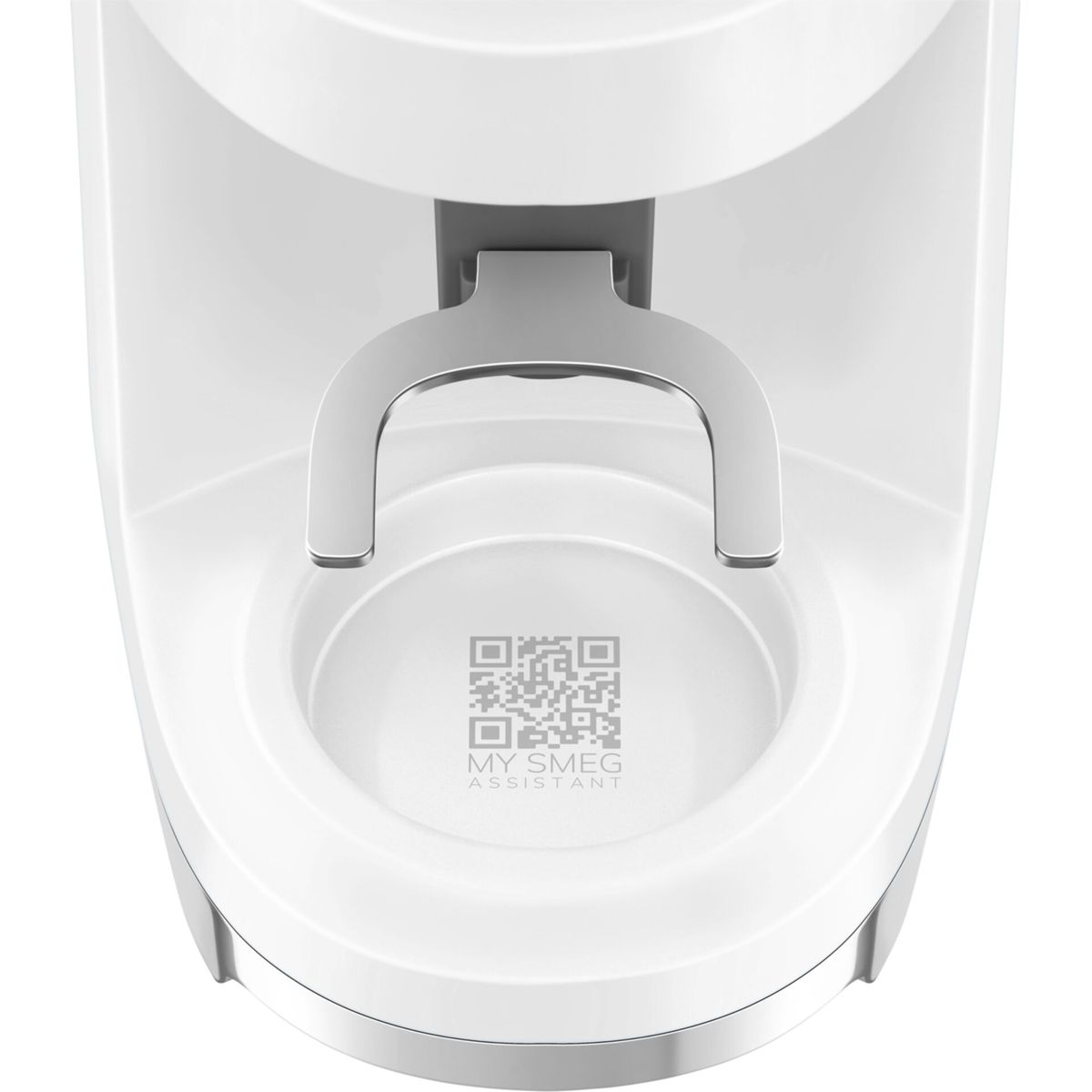 Un electrodoméstico blanco con un asa plateada y un código QR.