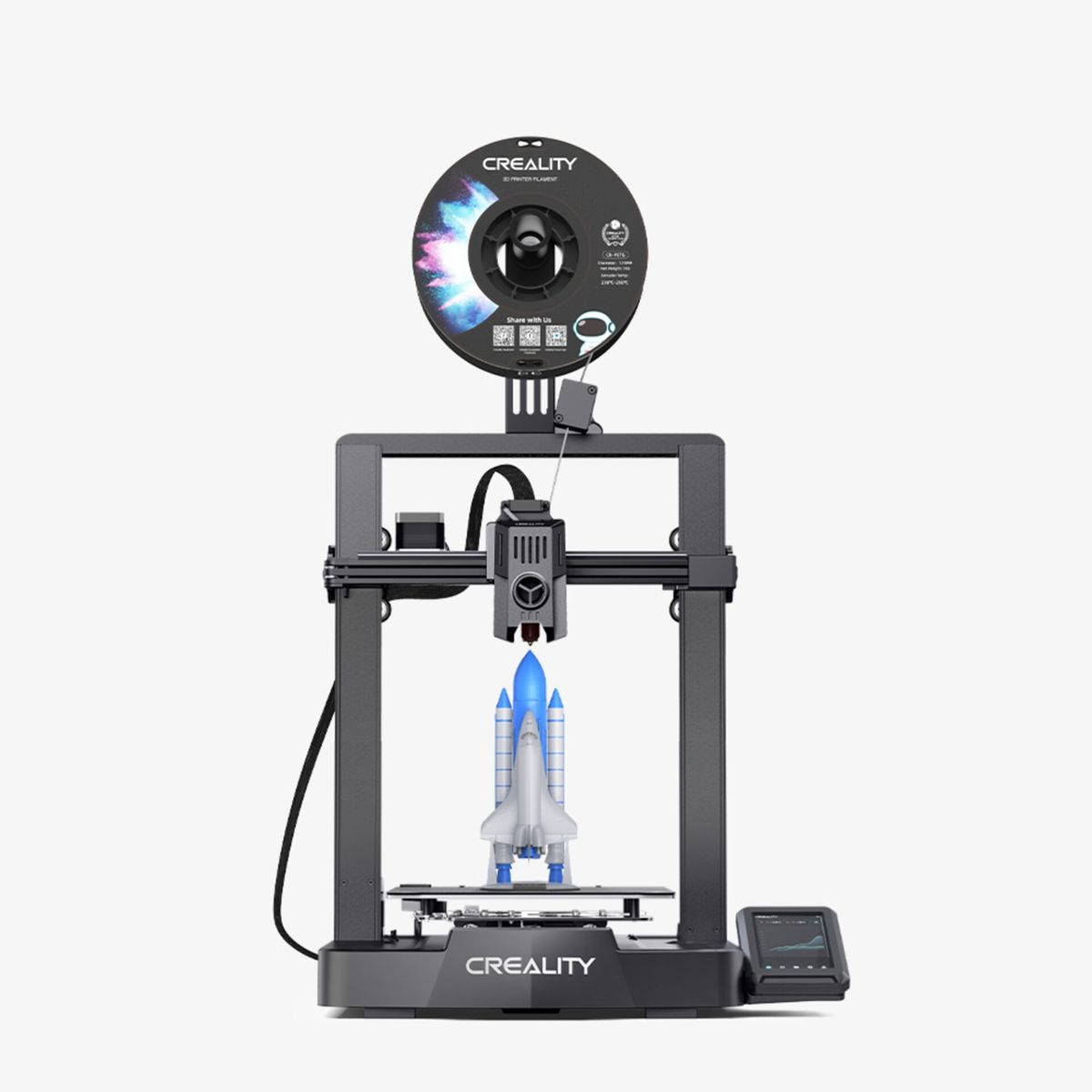 Una stampante 3D nera crea un modello di razzo bianco e blu su una piattaforma bianca.