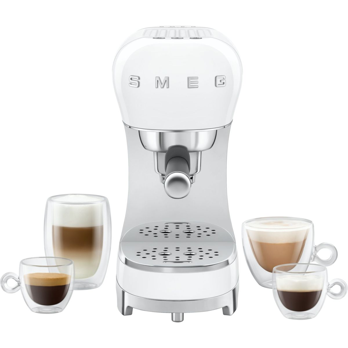 Dört fincan kahve ve köpüklü sütlü beyaz bir Smeg espresso makinesi.