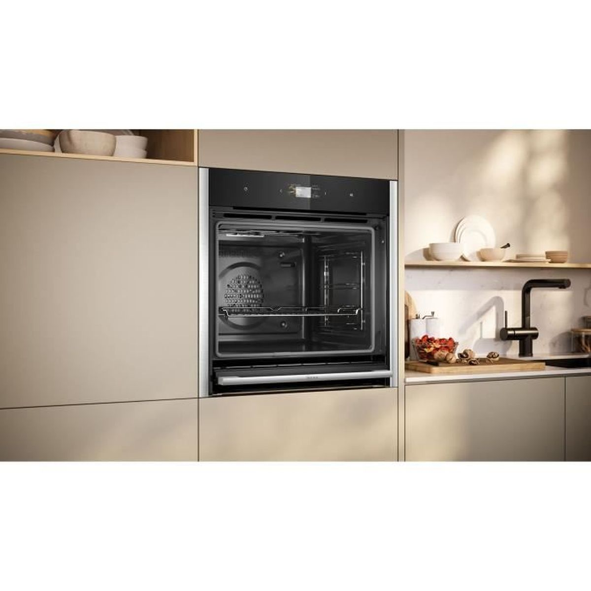 Ein moderner Einbauofen mit geöffneter Tür neben einer Küchenzeile mit Spüle und Regal.