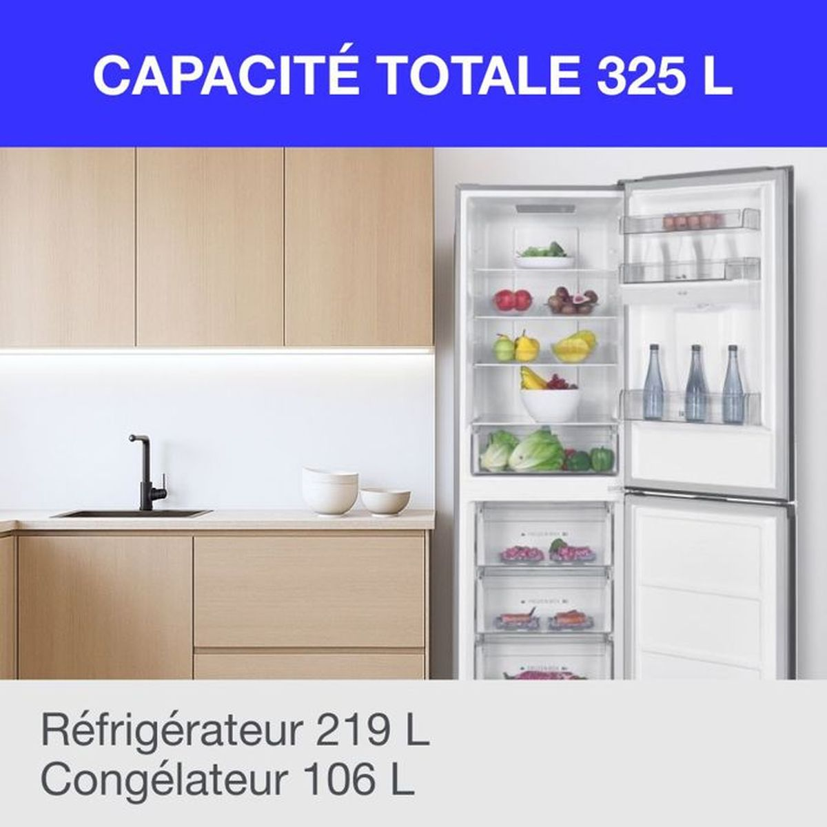 Offener Kühlschrank mit Lebensmitteln, daneben Küchenzeile mit Spüle.