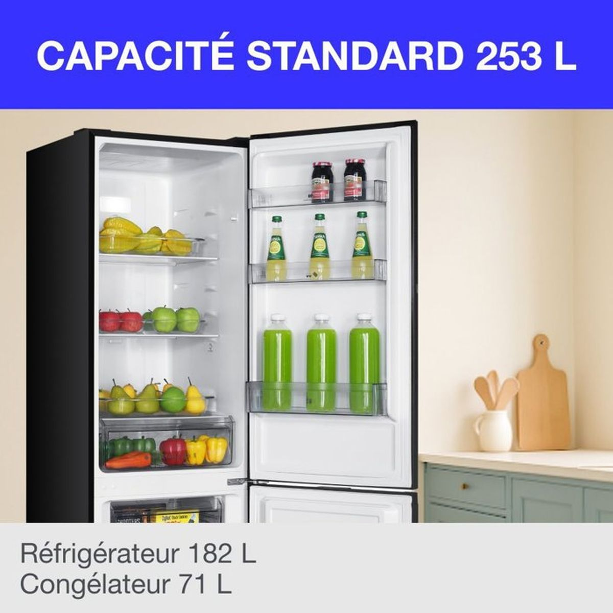 Ein offener schwarzer Kühlschrank mit Obst und Getränken gefüllt.