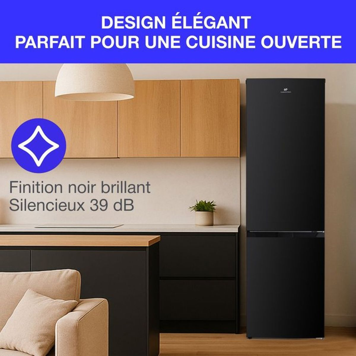 Schwarzer Kühlschrank in einer modernen Küche mit Holzelementen und einem Sofa.