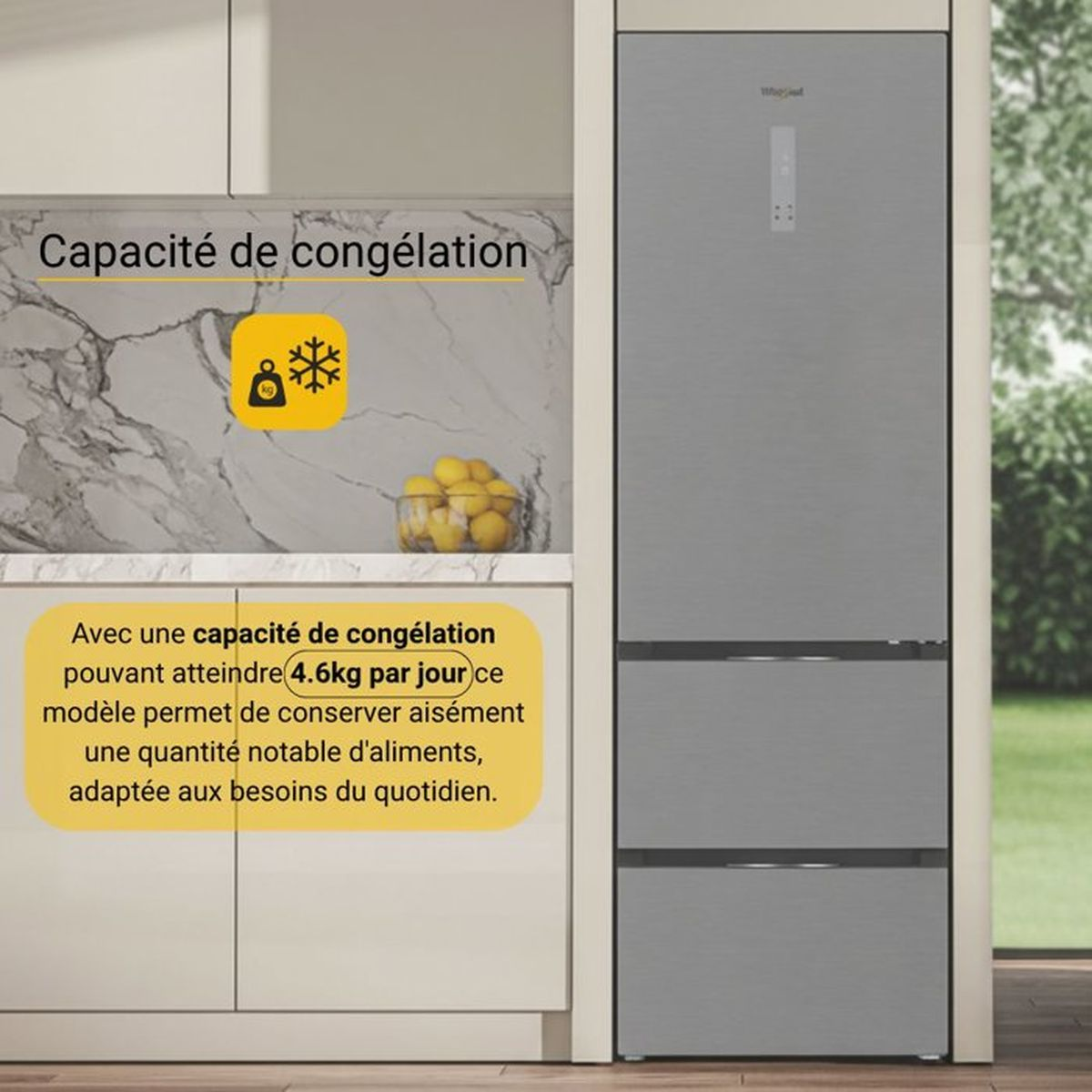 Un refrigerador plateado junto a un mostrador con limones y texto.
