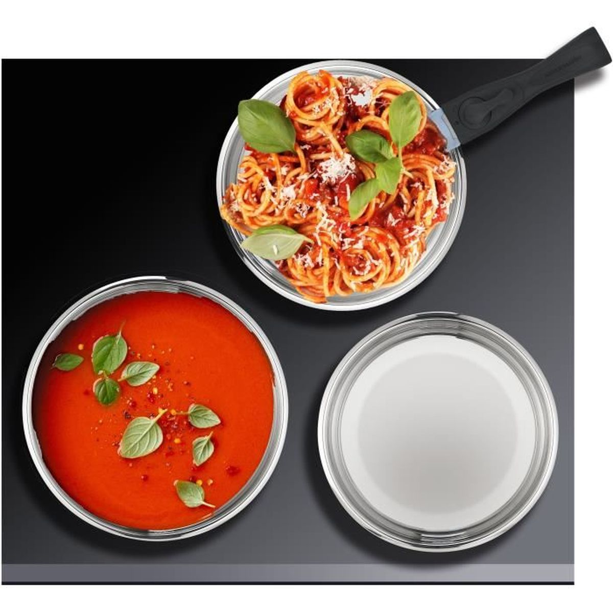Spaghetti mit Tomatensoße und Fleischbällchen, daneben Tomatensoße und ein leerer Teller.