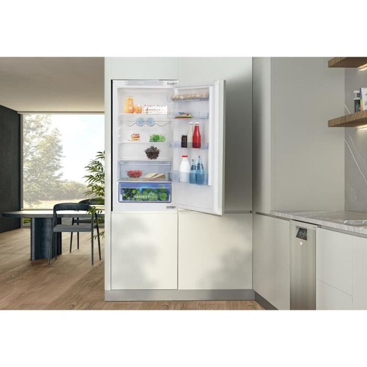 Ein geöffneter Kühlschrank mit Lebensmitteln, daneben eine Küchentheke.