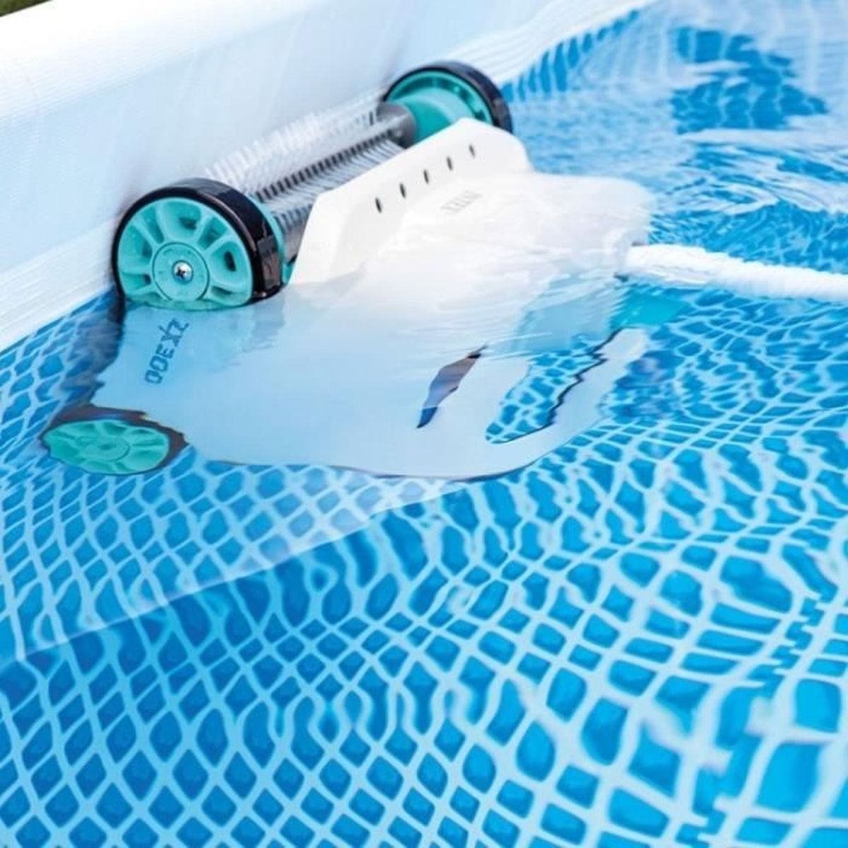 Un robot de piscina con ruedas limpia una piscina azul con patrón de red.