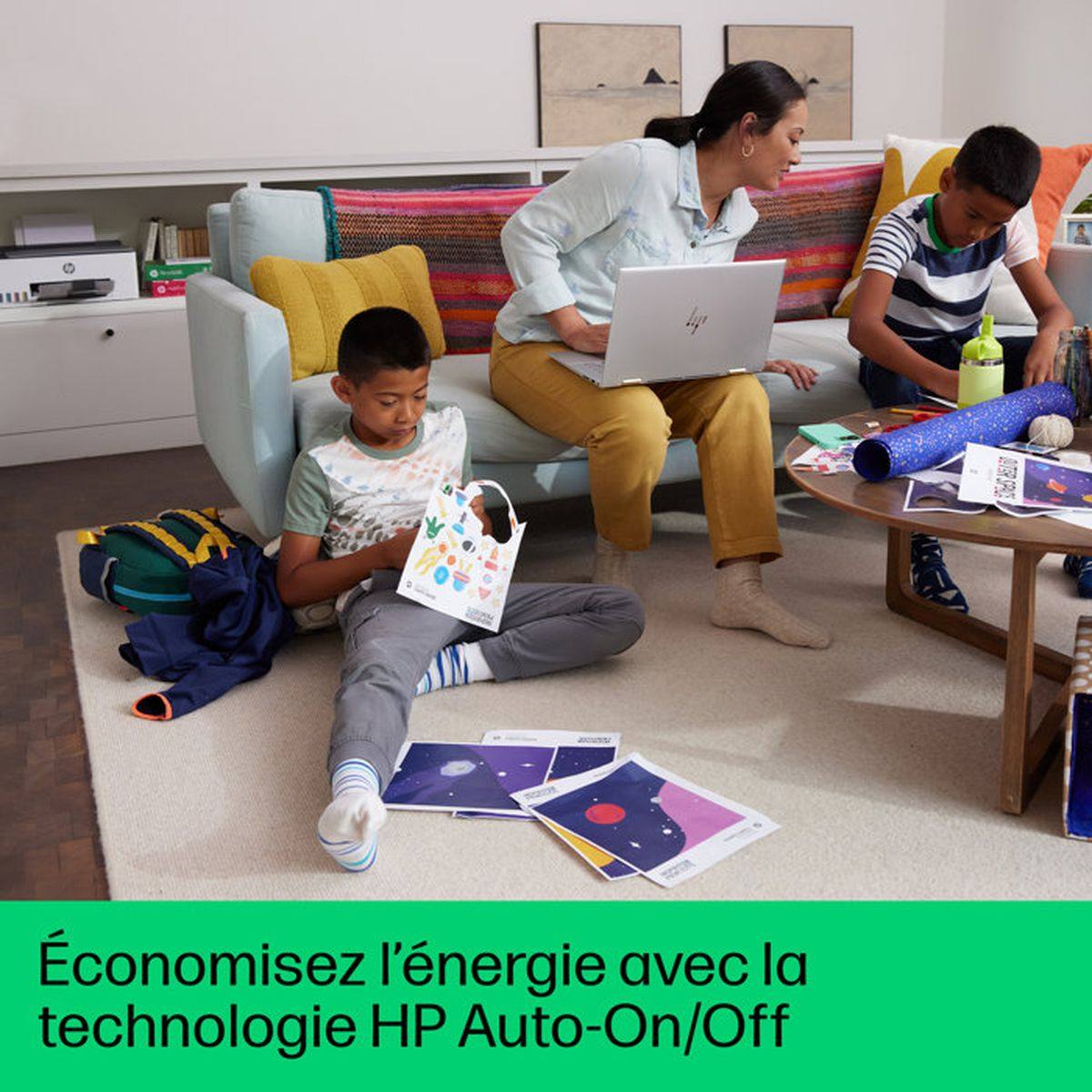 Familie arbeitet und spielt im Wohnzimmer mit Laptop, Büchern und Bastelmaterial.