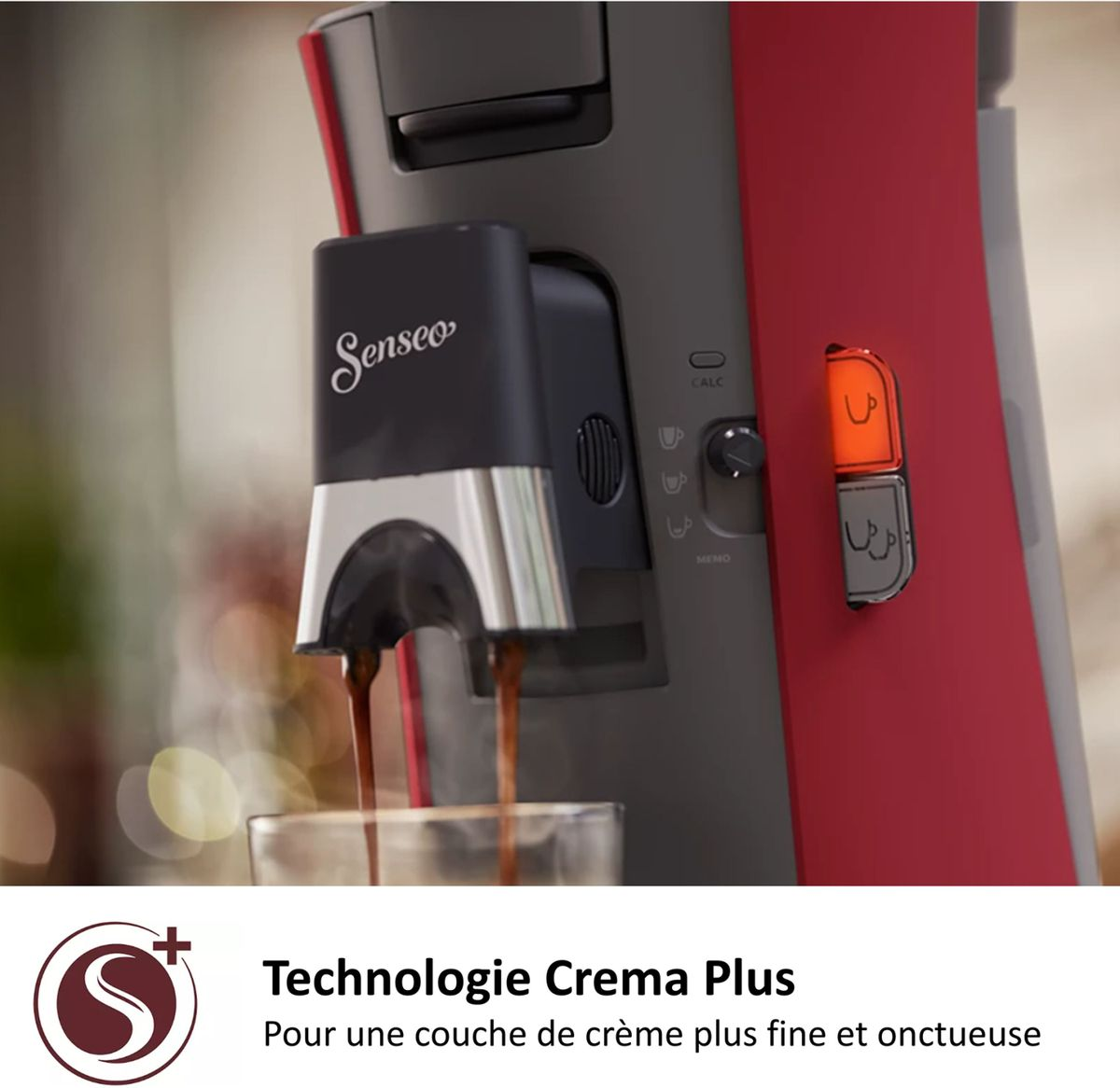 Una macchina da caffè Senseo prepara caffè in un bicchiere. Dettagli rossi e grigi.