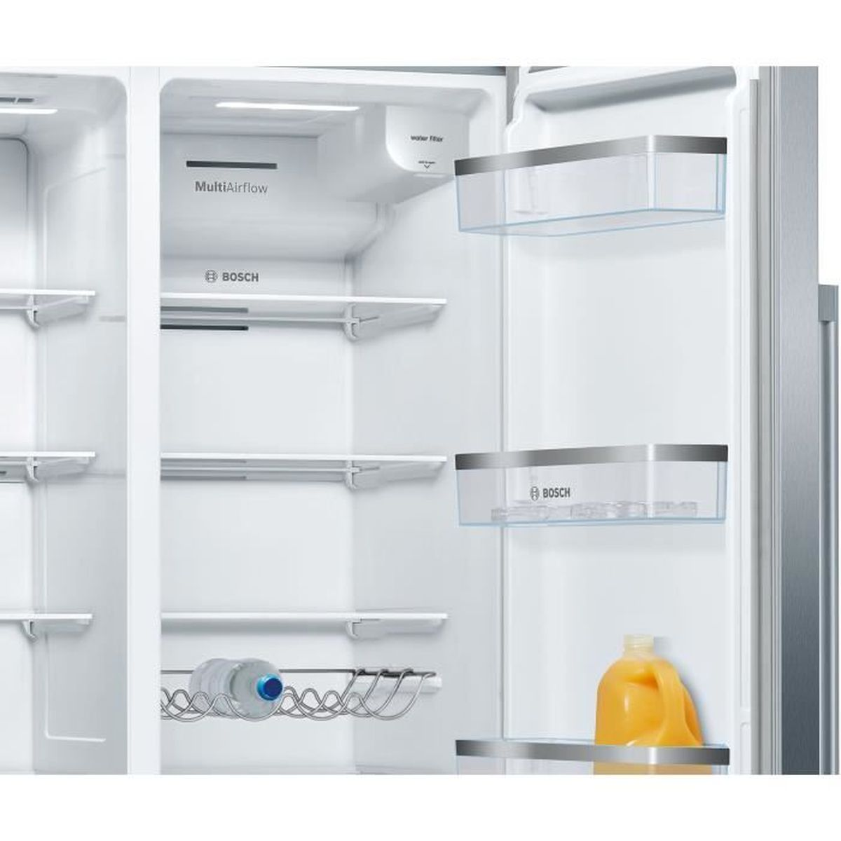 Offener Kühlschrank mit Regalen, Flasche und Saftkrug.