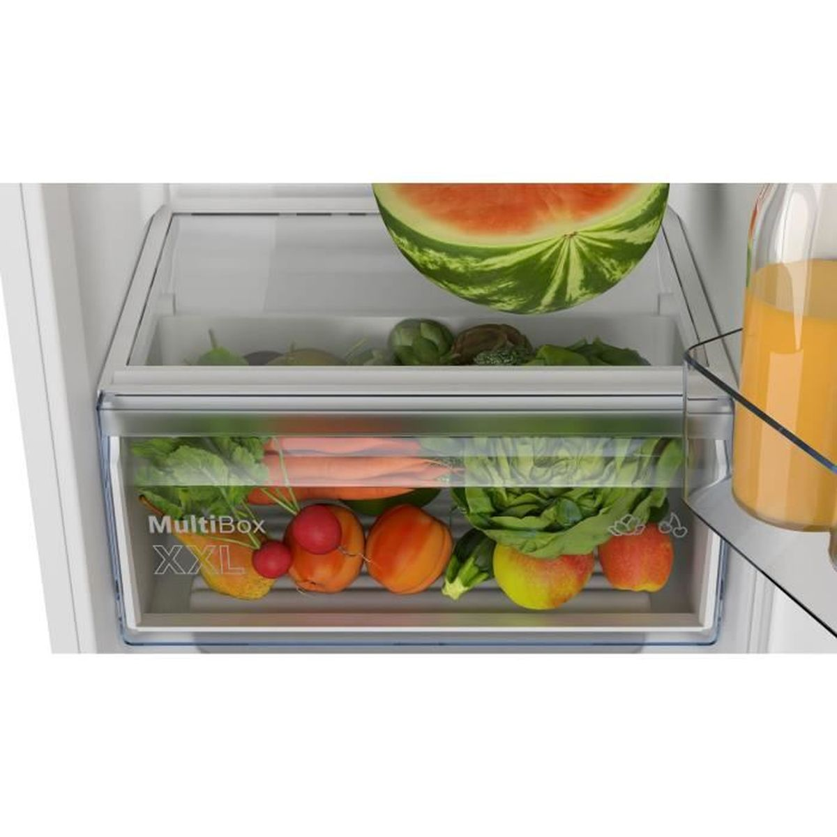 Un cassetto del frigorifero con anguria, verdure e succo.