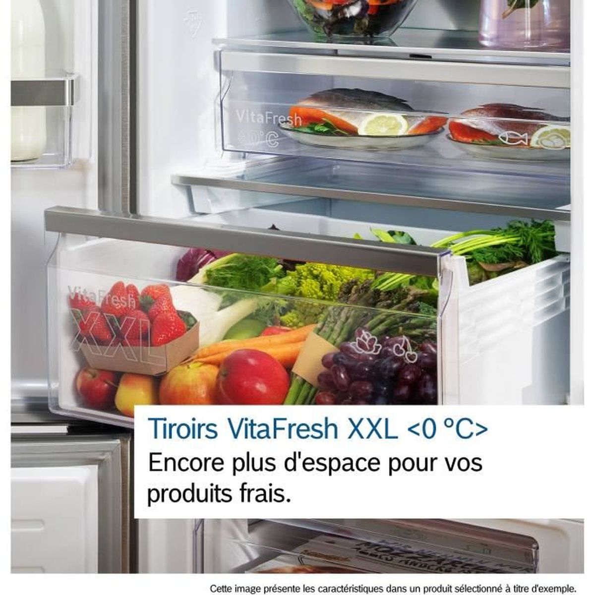 Réfrigérateur avec deux tiroirs VitaFresh remplis de fruits et légumes.