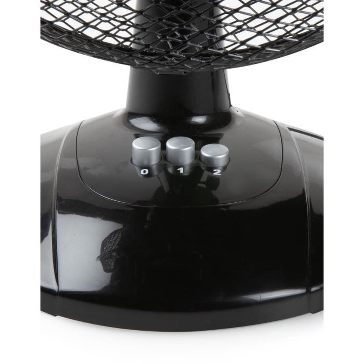 Primer plano de la base de un ventilador negro con tres botones de control: 0, 1 y 2.