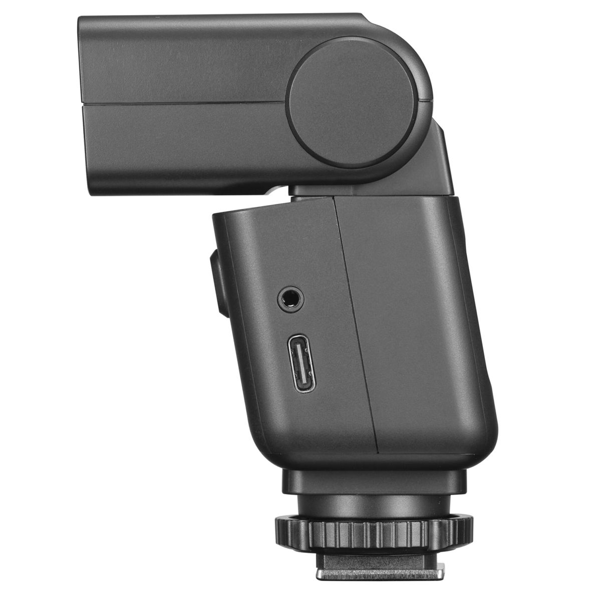 Flash per fotocamera grigio scuro con porta USB-C e da 3,5 mm, su sfondo bianco.
