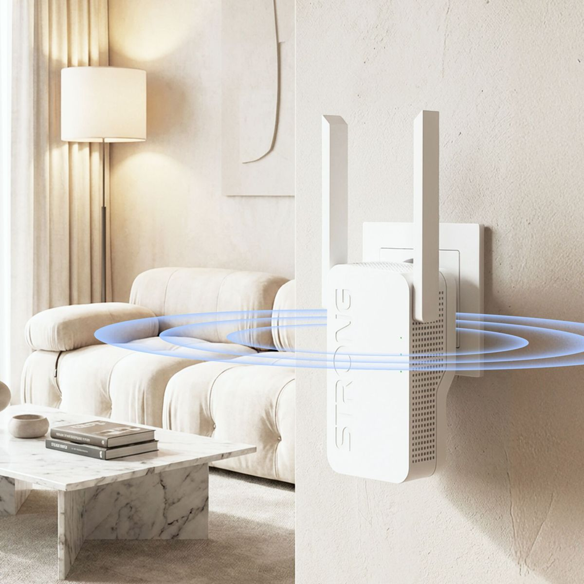 Ein weißer WLAN-Repeater mit Antennen steckt in einer Wandsteckdose.