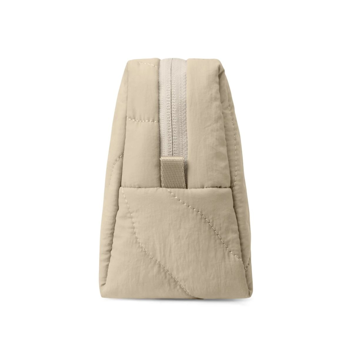 Eine gesteppte, beige Kosmetiktasche mit Reißverschluss und Schlaufe.
