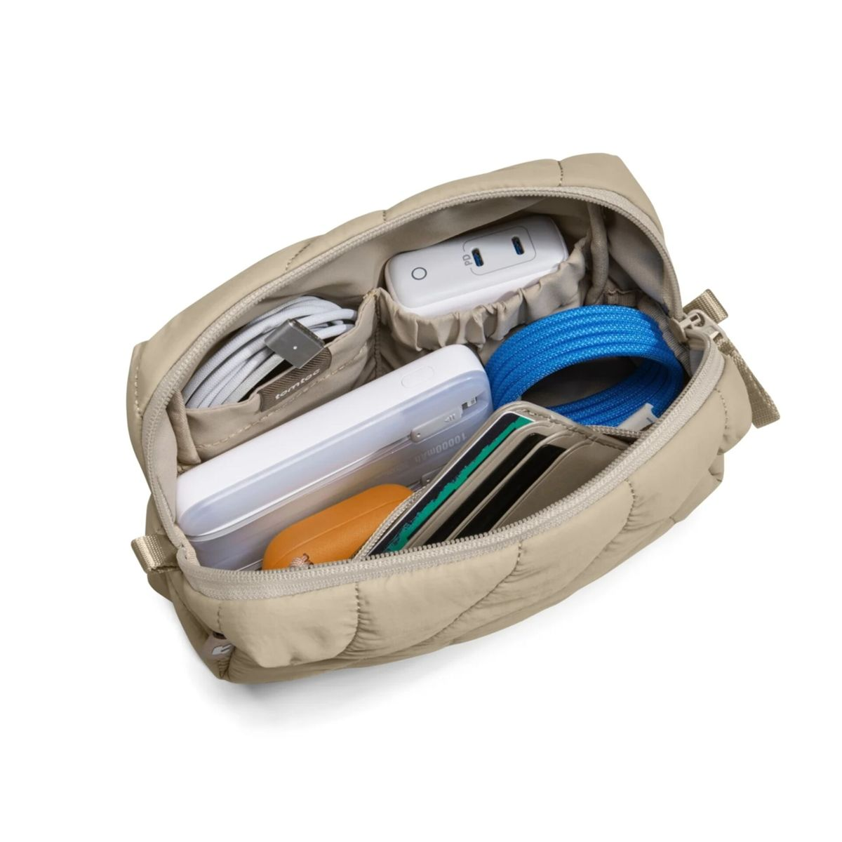 Eine beige gesteppte Tasche mit Ladekabeln, Powerbank, Ladegerät und blauem Seil.