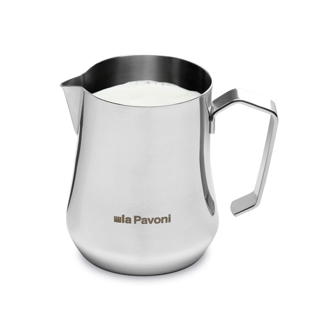 Ein silberner Metallkrug mit weißer Milch und einem Griff.