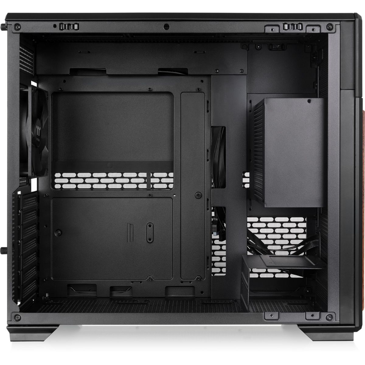 Ein schwarzes Computergehäuse mit Lüftern, Kabeln und Laufwerkschächten.