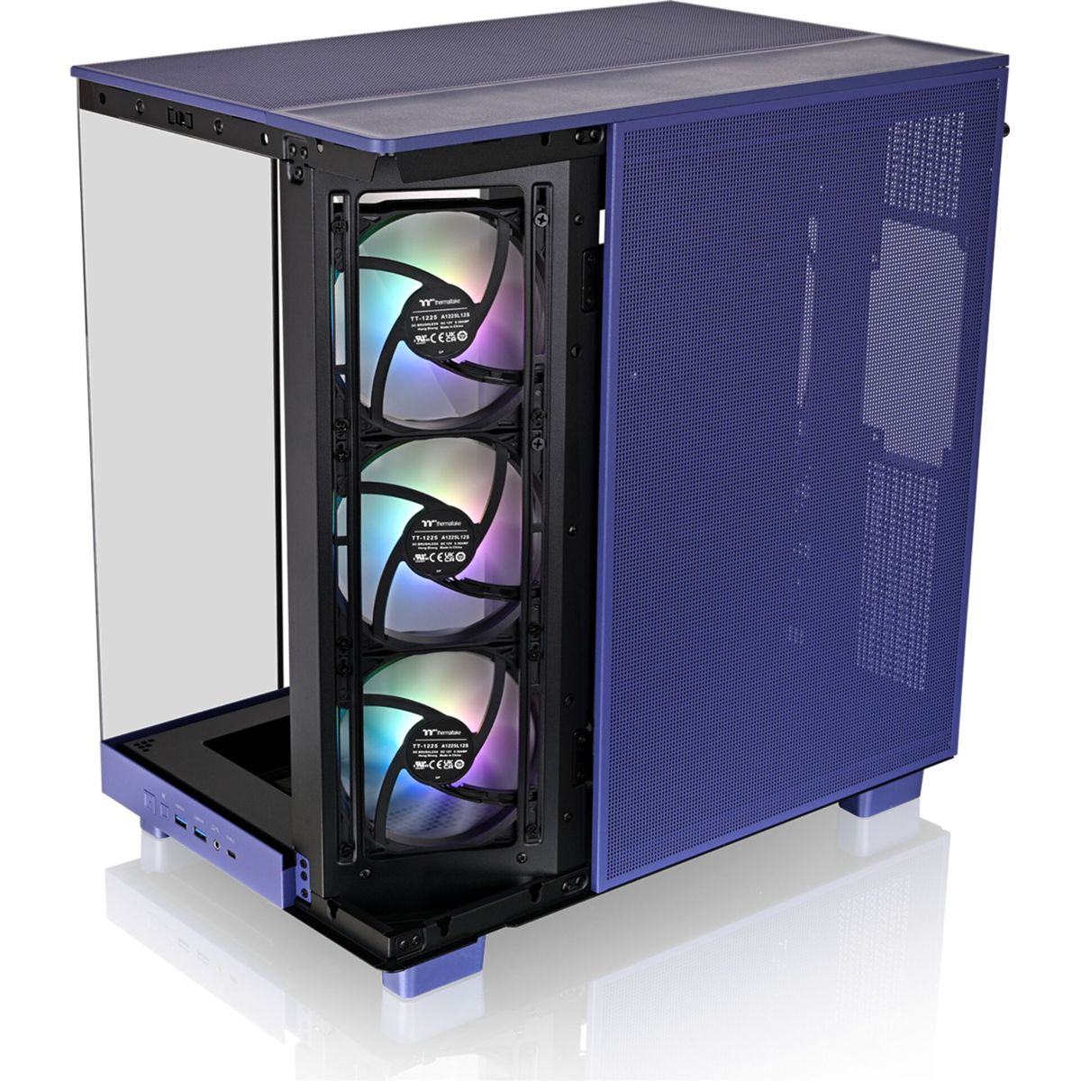 Ein blauer Computerturm mit drei RGB-Lüftern und einer Glasseite.