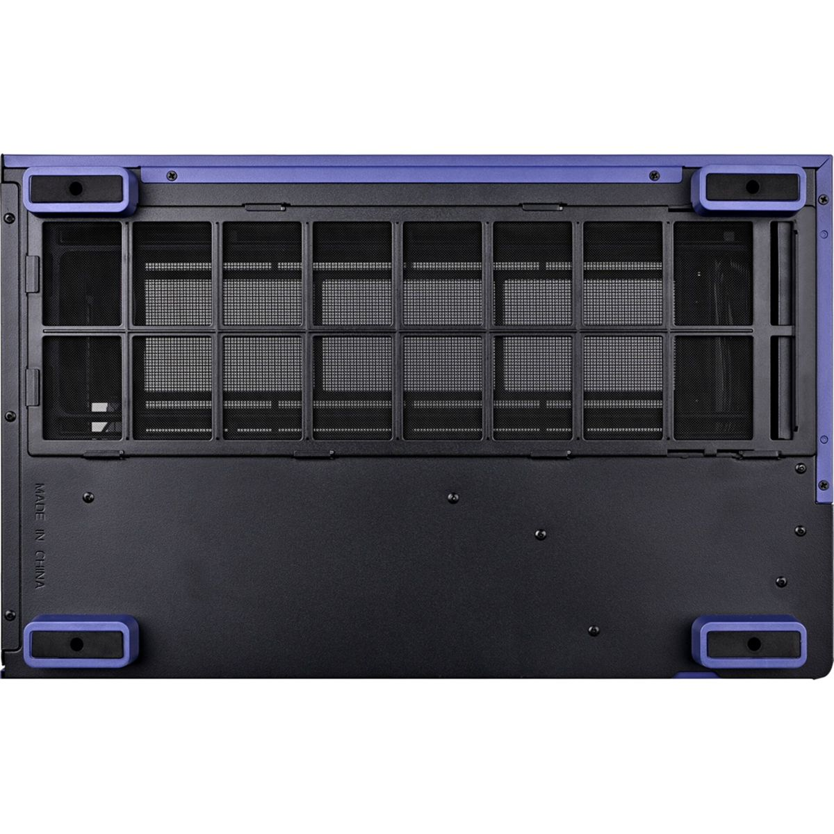 Unterseite eines Computergehäuses mit Belüftungsgittern und blauen Füßen.