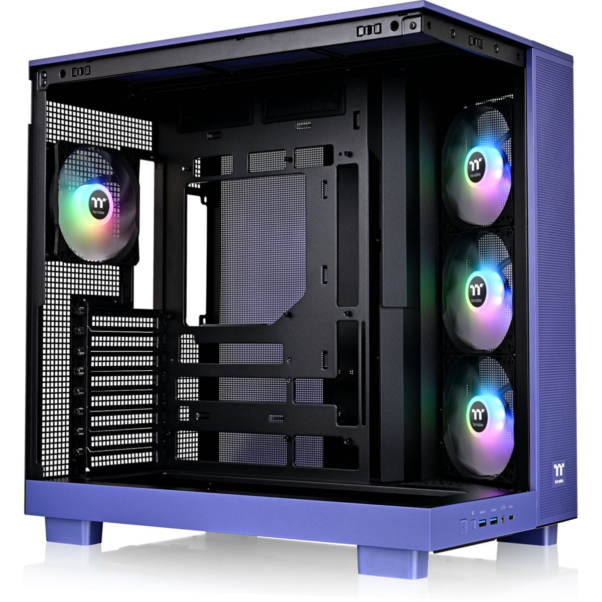 Ein lila PC-Gehäuse mit RGB-Lüftern und offenem Design.