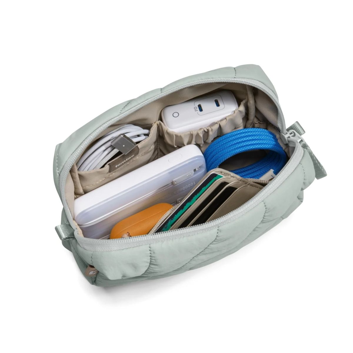 Eine hellgrüne Tasche mit mehreren Fächern, gefüllt mit Ladegeräten und Kabeln.