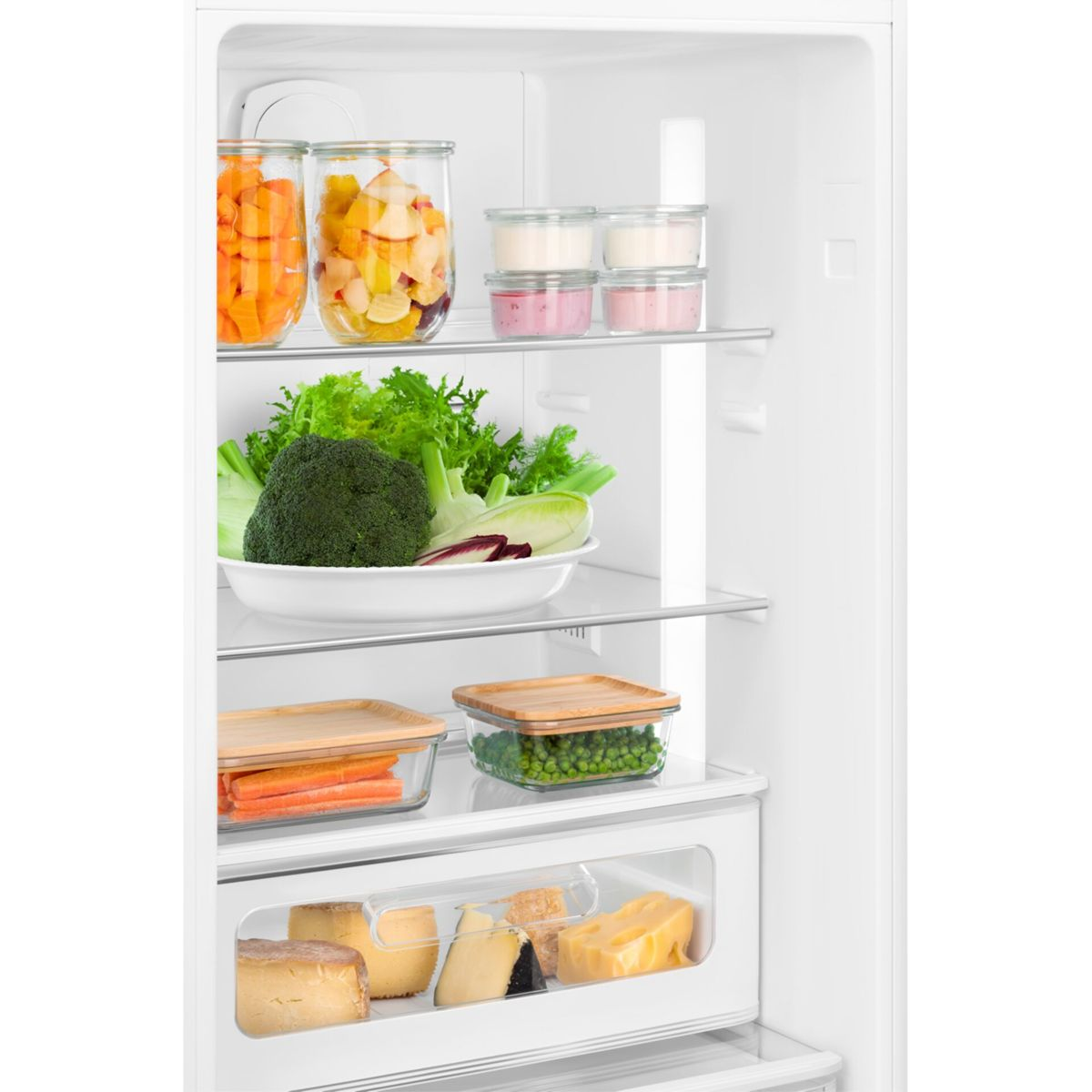 Un refrigerador abierto con comida en varios estantes, incluyendo frutas, verduras y queso.