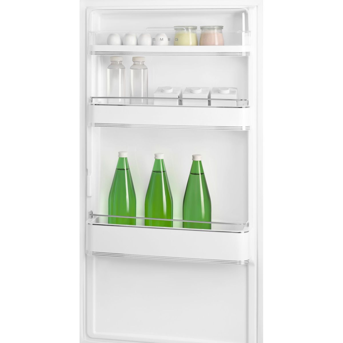 Una repisa blanca de refrigerador con huevos, frascos, botellas y tres botellas verdes.