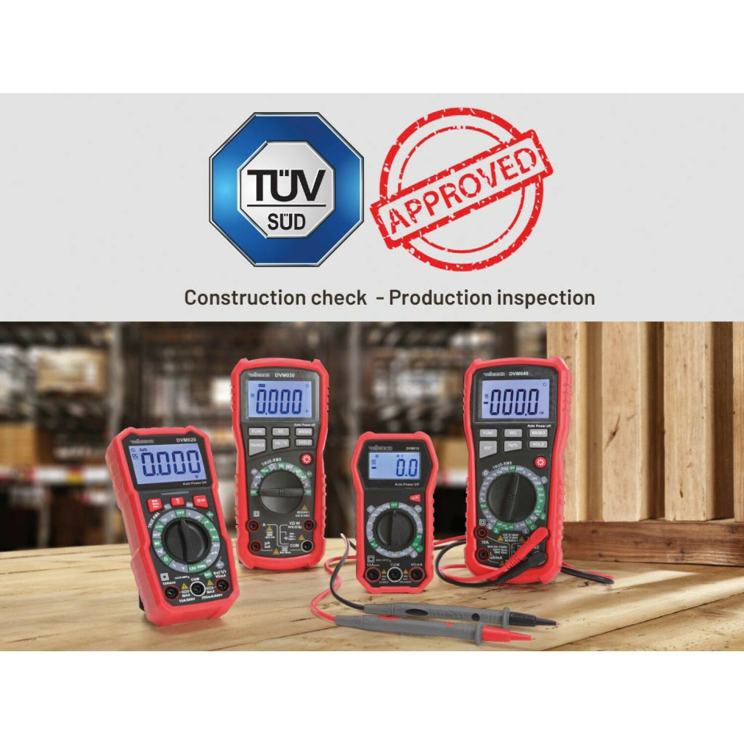 Quattro multimetri rossi su tavolo in legno con timbri TÜV SÜD e APPROVED.