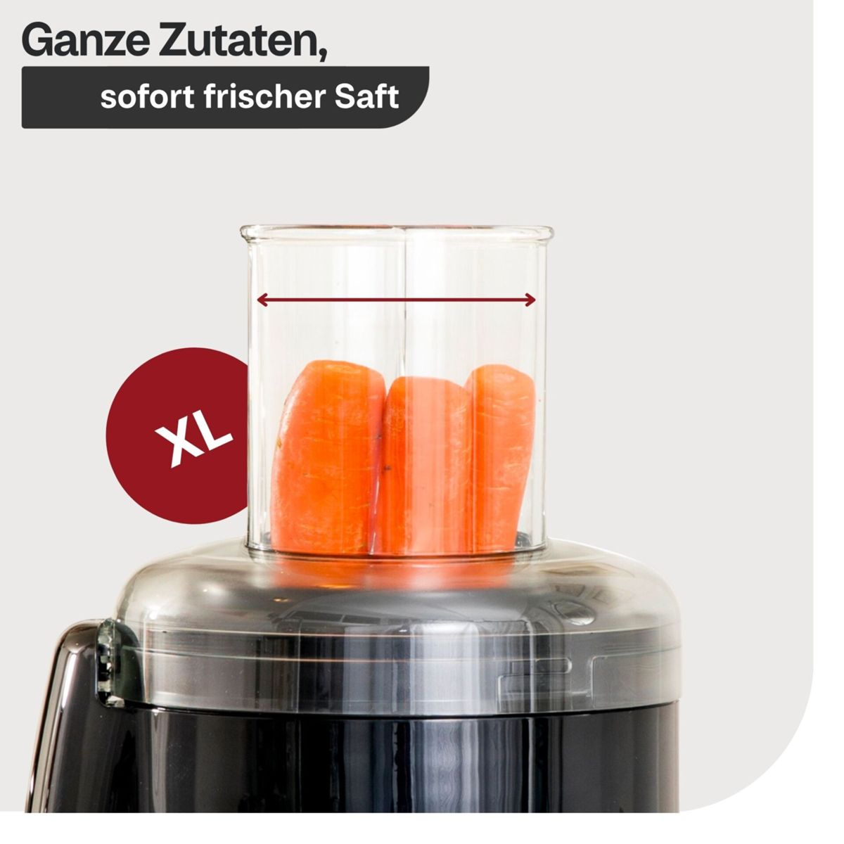Drei Karotten in einem XL-Einfüllschacht einer Saftpresse.