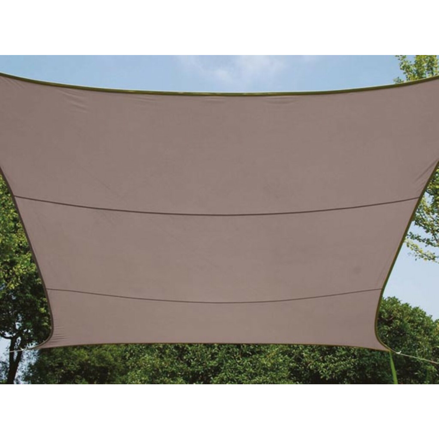 Una vela parasole rettangolare beige è all'aperto, per fare ombra.