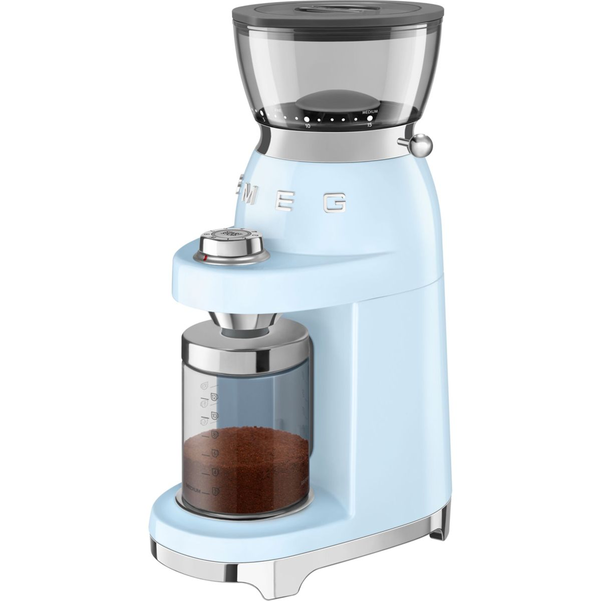 Un molinillo de café SMEG azul claro con tolva de granos transparente y café molido en el recipiente.