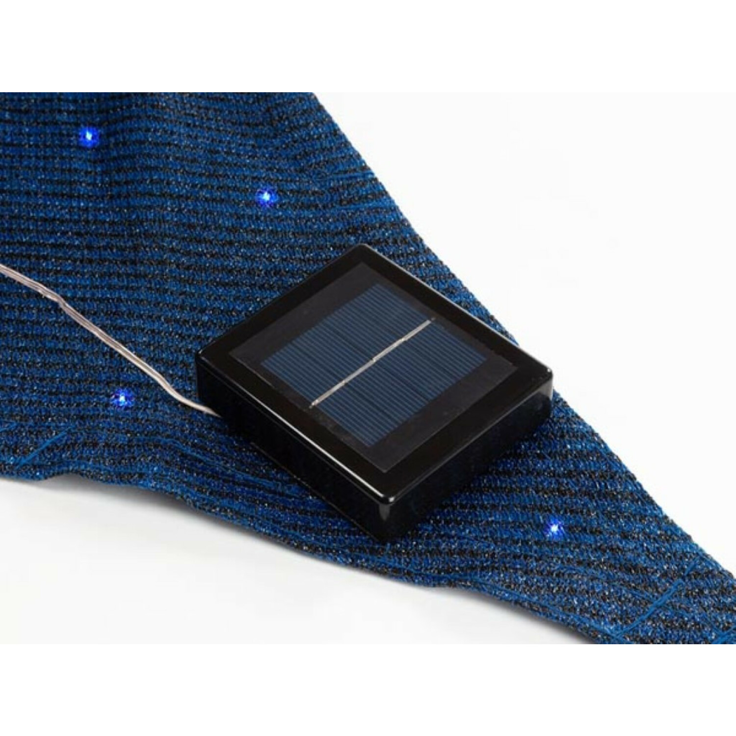 Tessuto blu con pannello solare e luci LED, primo piano.