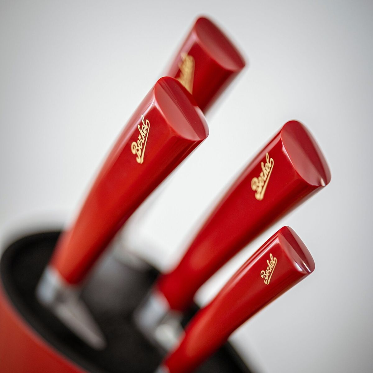 Rote Messergiffe mit goldenem 