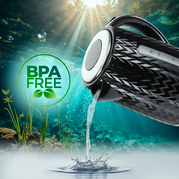 Un bollitore nero con sigillo senza BPA versa acqua sott'acqua.