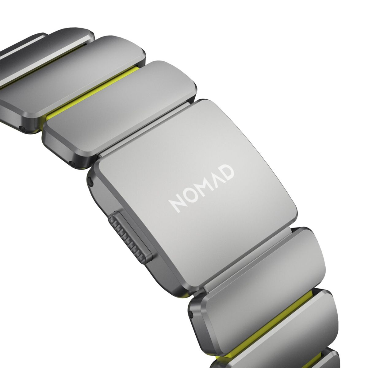Brazalete metálico plateado con detalles amarillos, con el logo 'NOMAD'.