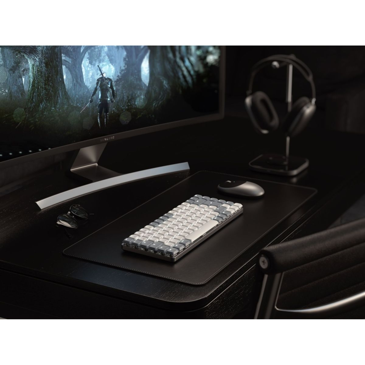 Eine Computereinrichtung mit einem Monitor, der einen Krieger zeigt, Tastatur, Maus und Kopfhörer.