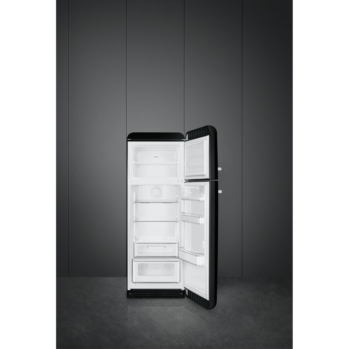 Un refrigerador negro con la puerta abierta, vacío e iluminado por dentro.