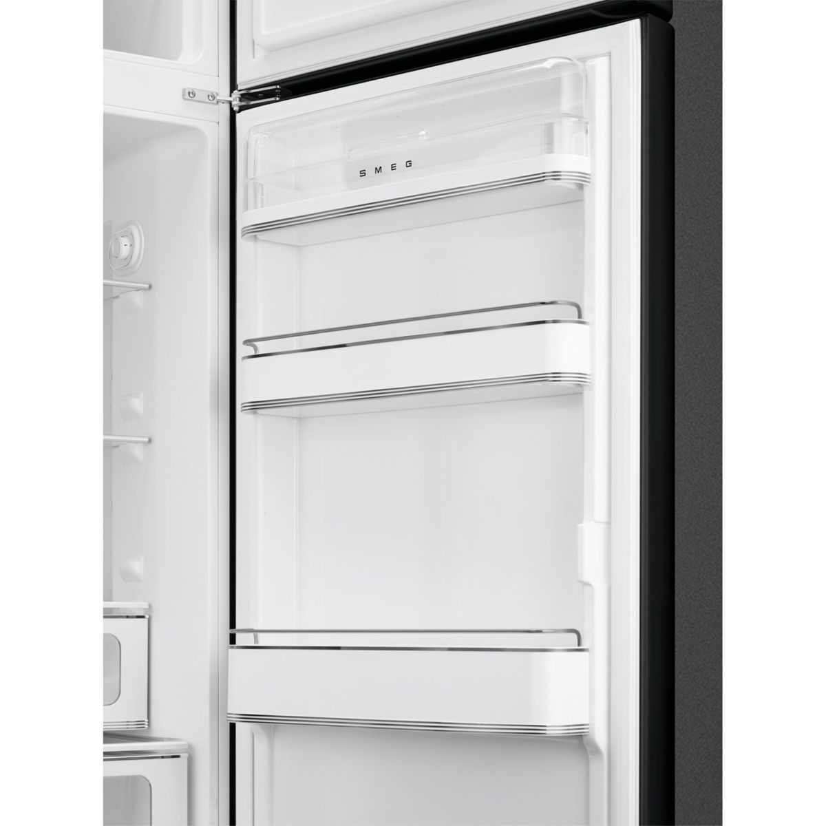 Un refrigerador abierto con estantes blancos y un compartimento transparente arriba.