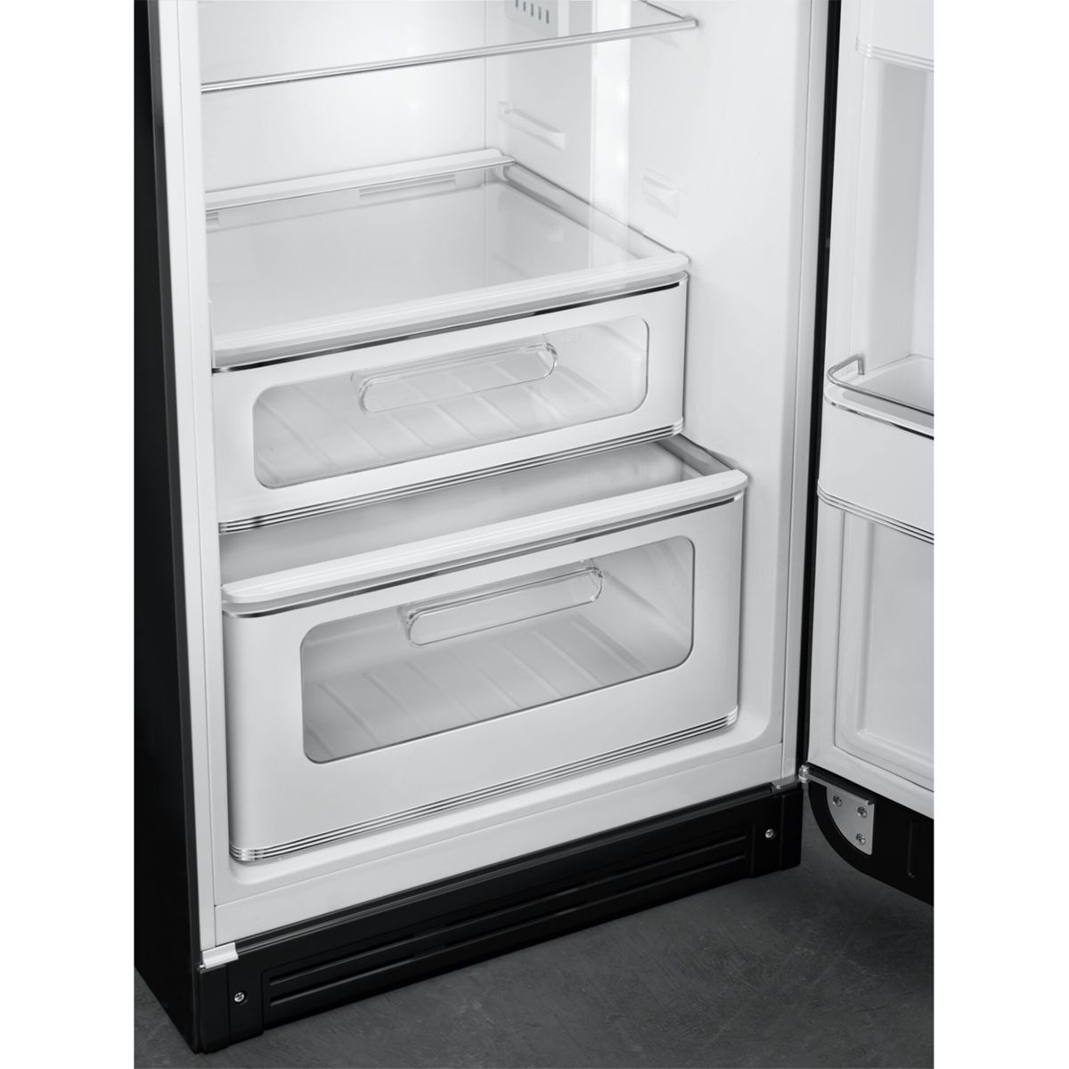 Vista interior de un refrigerador vacío con dos cajones y estantes.