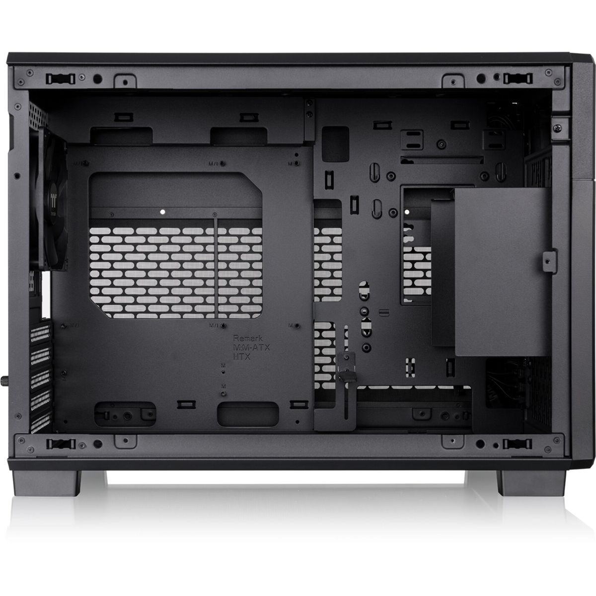 Schwarzes Computergehäuse mit Lüfter und Kabelmanagement-Optionen.