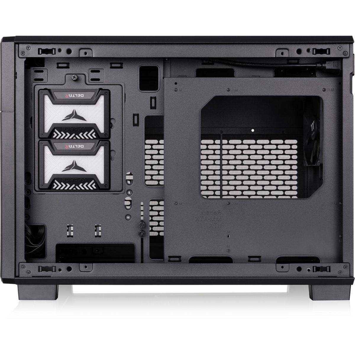 Das Innere eines dunklen Computergehäuses mit Lüftern und Lüftungsschlitzen.