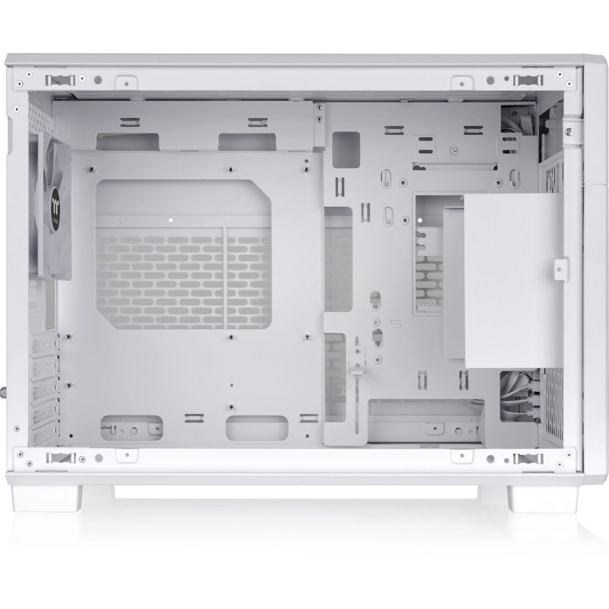 Leeres weißes Computergehäuse-Interieur mit Lüfter und Befestigungspunkten.
