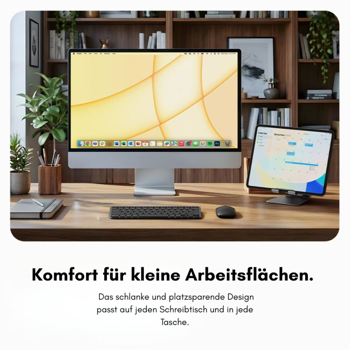 Ein iMac, Tastatur und Maus auf einem Holzschreibtisch vor einem Bücherregal.