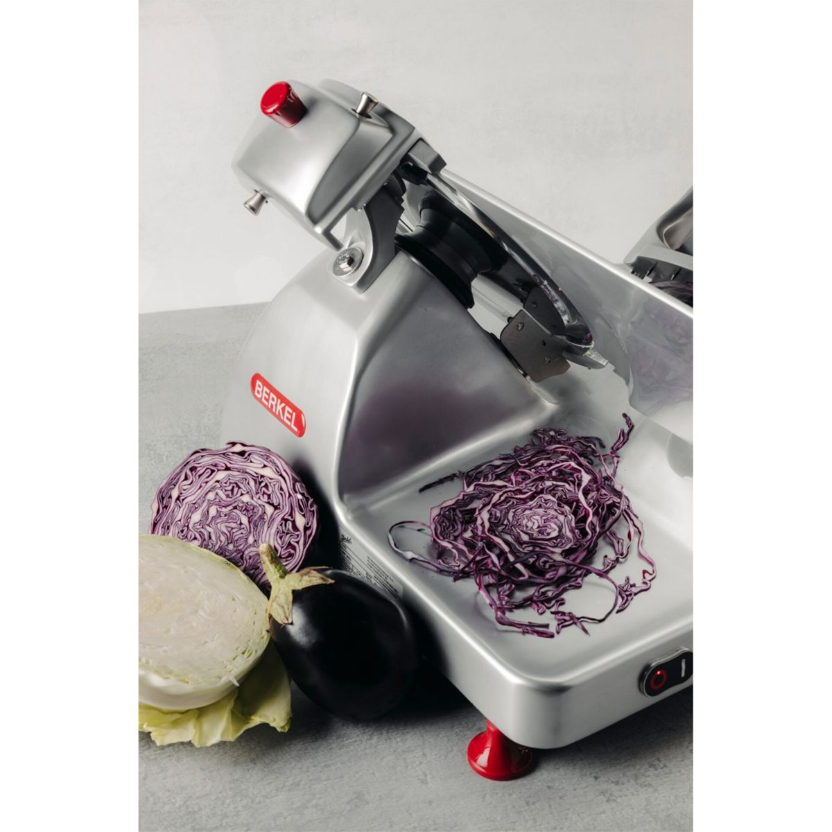 Silberner Berkel Schneider mit Rotkohl, Weißkohl und Aubergine.