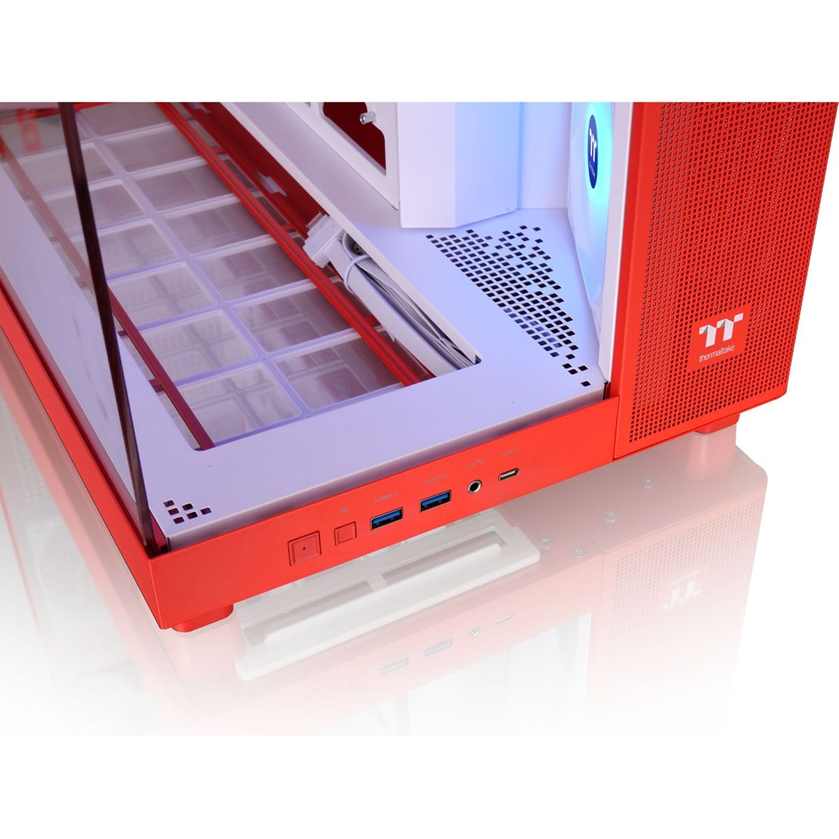Panel frontal rojo de caja de PC con puertos USB 3.0, USB-C y de audio.