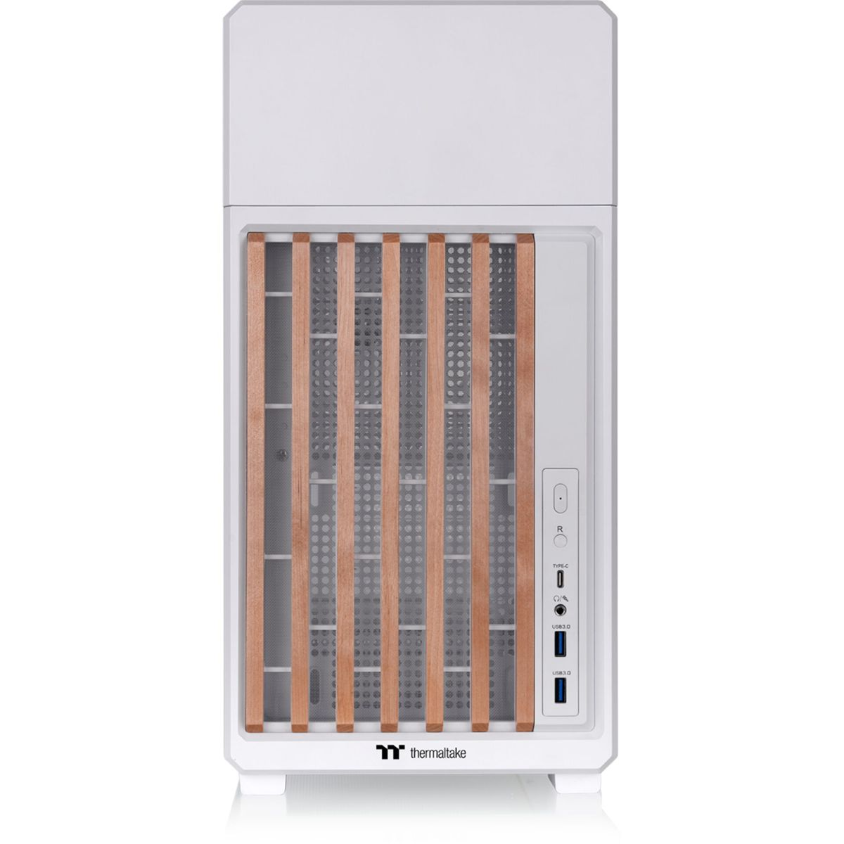 Ein weißes Computergehäuse mit vertikalen Holzlamellen und Lüftungsgitter.
